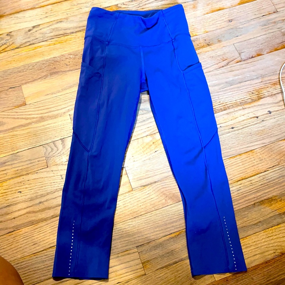 LuluLemon high waisted Capri leggings w 2 deep pockets for phone, keys. size 2